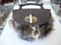 Abbigliamento donna. Es. Borsa in pelo sintetico a 39,00 € invece che 139,00 €